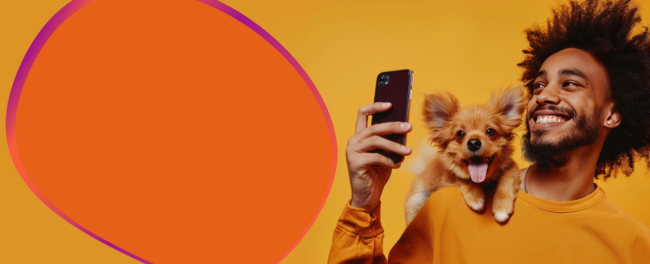 Homem segurando um cachorro no ombro e olhando para o celular